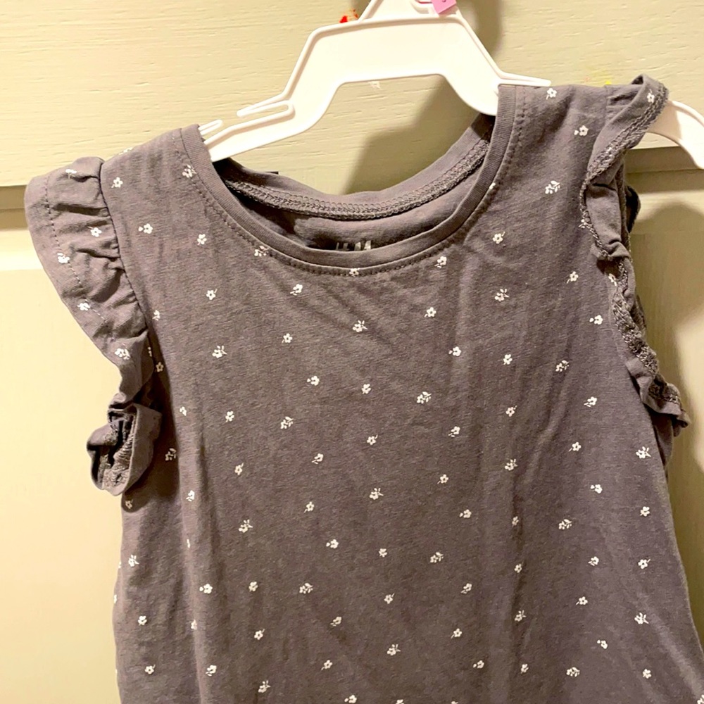 Sleeveless ruffle grey shirt with white floral detail. H & M 2-4T. *1